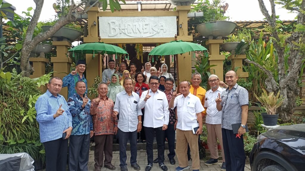 Foto bersama Pengurus ISEI Cabang Medan